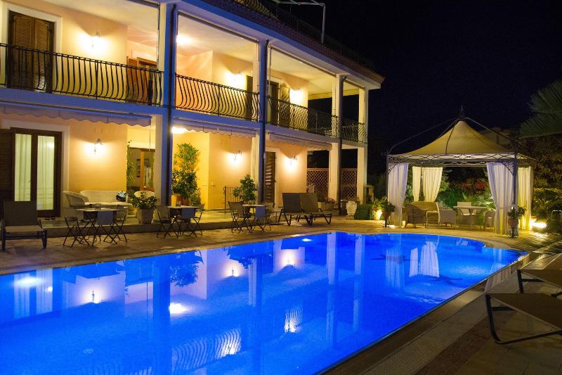 تختخواب و صبحانه La Suite Del Faro