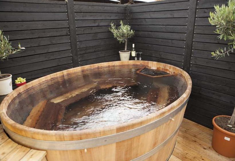 Femmasteren Hotel & Hostel