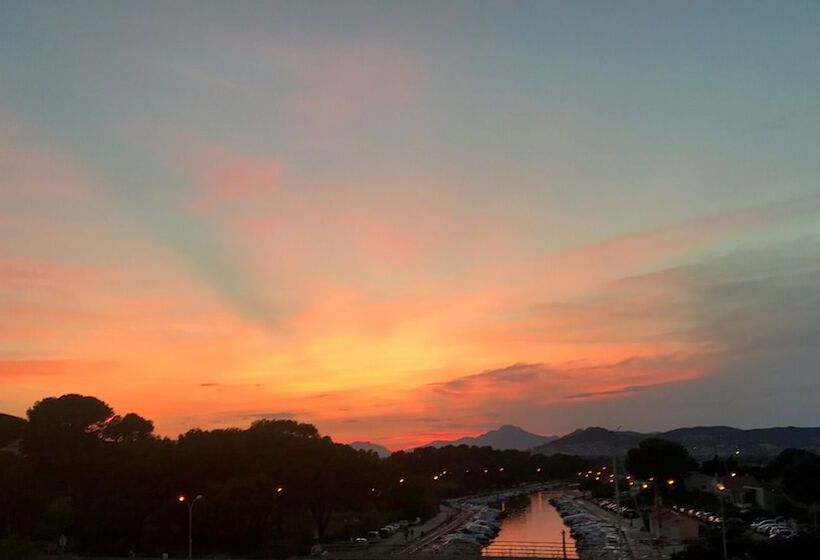 ホテル Hôtel La Reine Jane