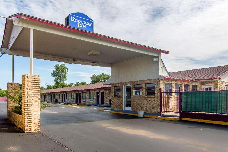 בית מלון כפרי Rodeway Inn