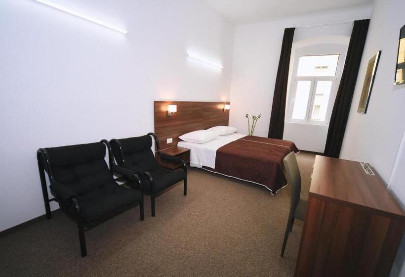 تختخواب و صبحانه Riva Rooms