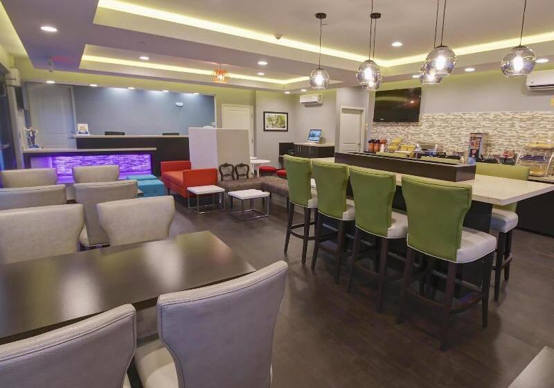 בית מלון כפרי Days Inn & Suites By Wyndham Port Arthur