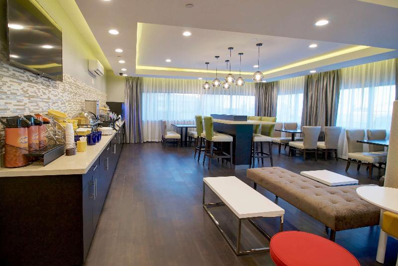 בית מלון כפרי Days Inn & Suites By Wyndham Port Arthur