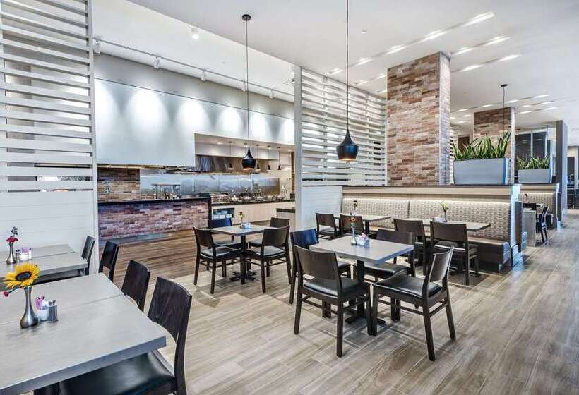 هتل Embassy Suites By Hilton College Station, Tx