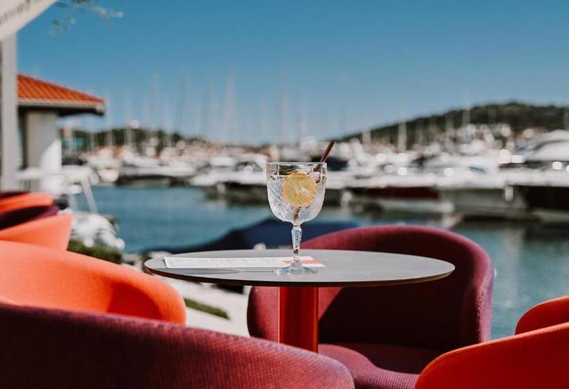 هتل Stomorin Marina Hramina