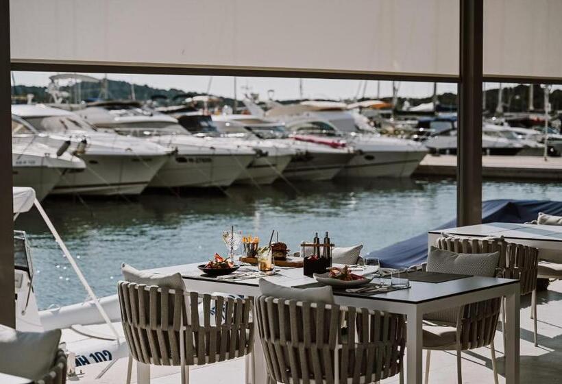 هتل Stomorin Marina Hramina