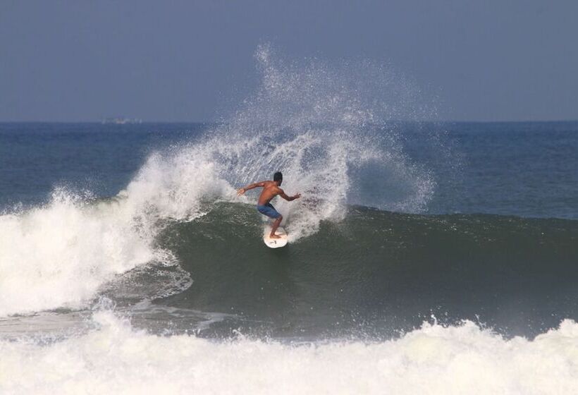 هتل The Point Surfcamp Bali