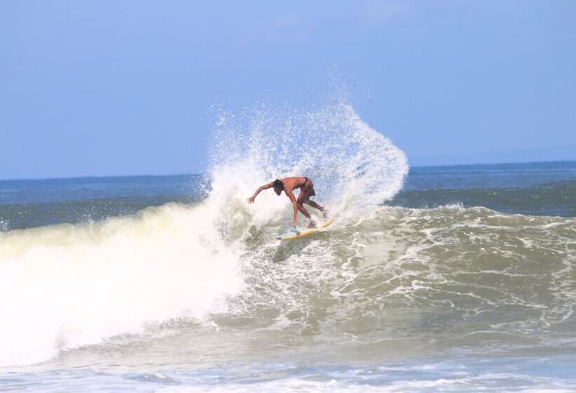 هتل The Point Surfcamp Bali