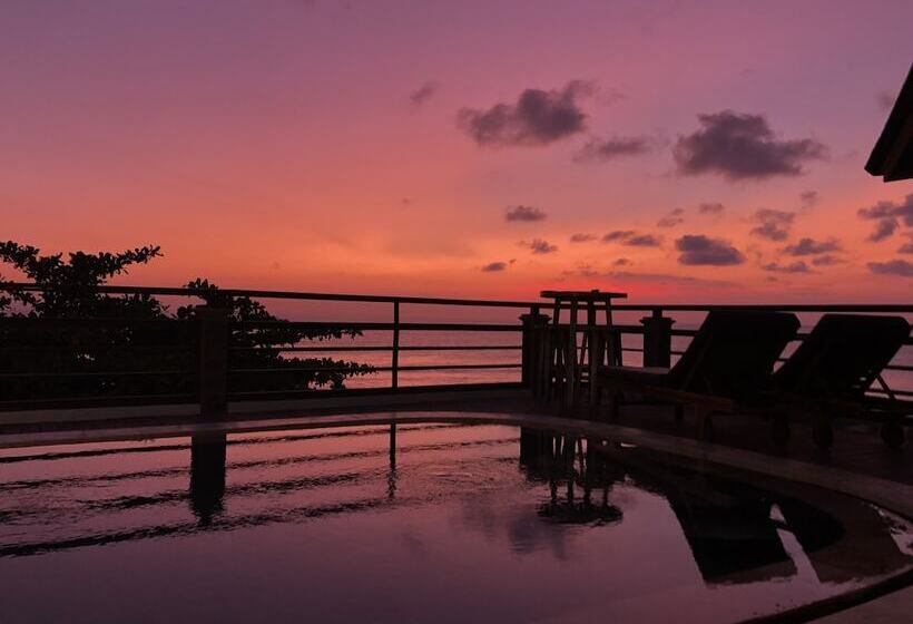 هتل The Point Surfcamp Bali