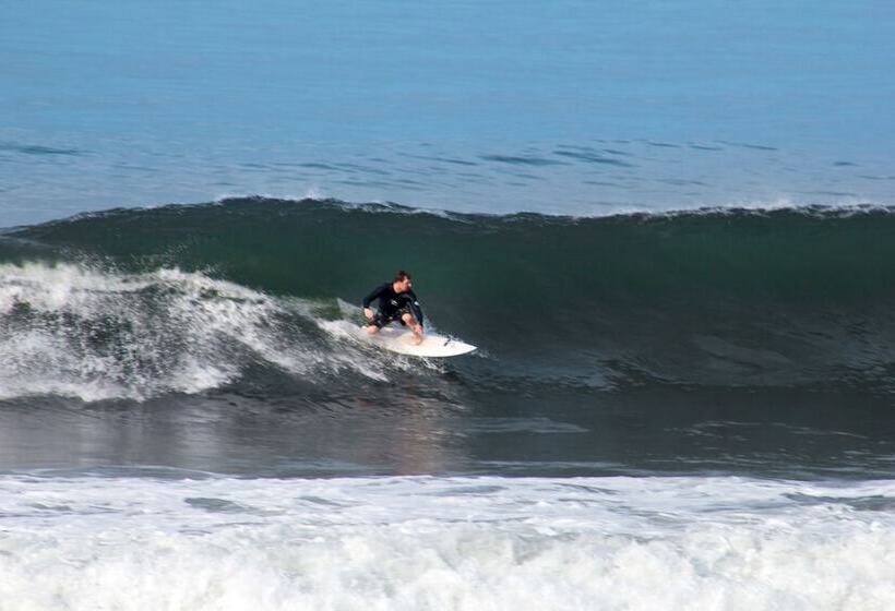 هتل The Point Surfcamp Bali