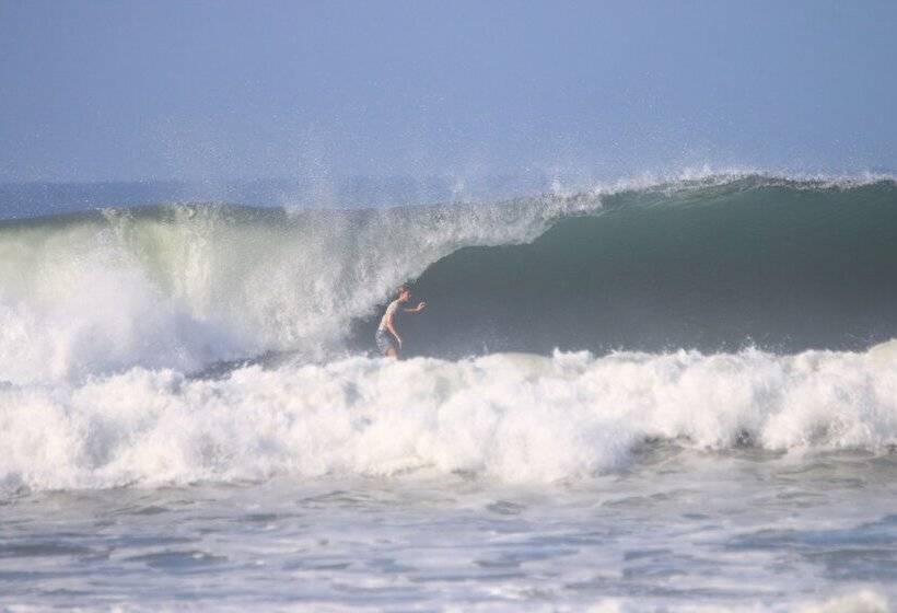 هتل The Point Surfcamp Bali