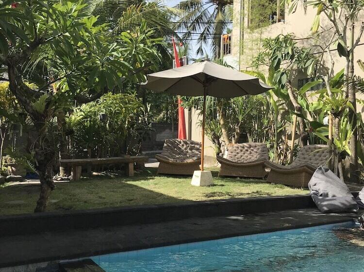 هتل The Point Surfcamp Bali