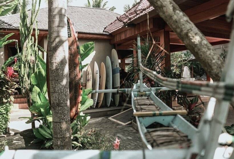 هتل The Point Surfcamp Bali