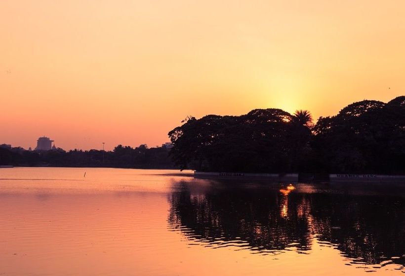 בית מלון כפרי Mint Queensway Suites