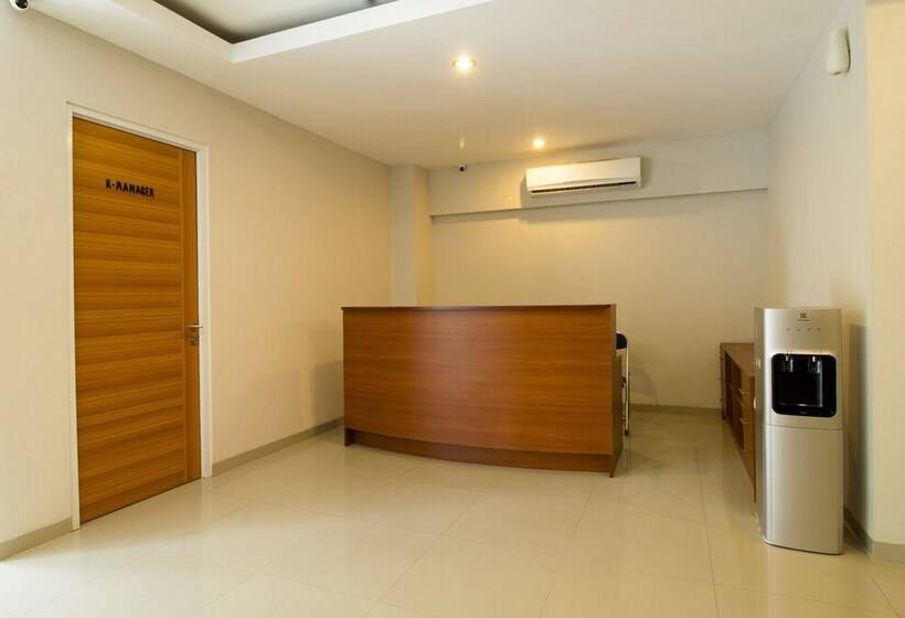 Отель Reddoorz Plus @ Setiabudi Tengah