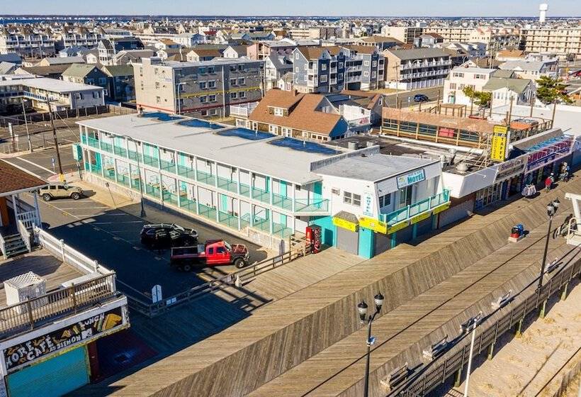 Мотель Boardwalk Sand & Surf Beach Hotel Oceanfront