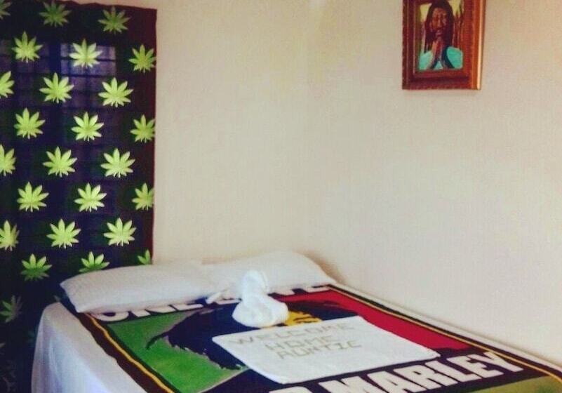 Hotbox Bud & Breakfast Hostel