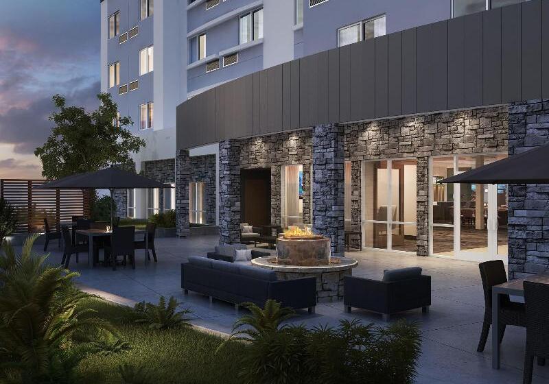 هتل Courtyard By Marriott Houston Intercontinental Airport