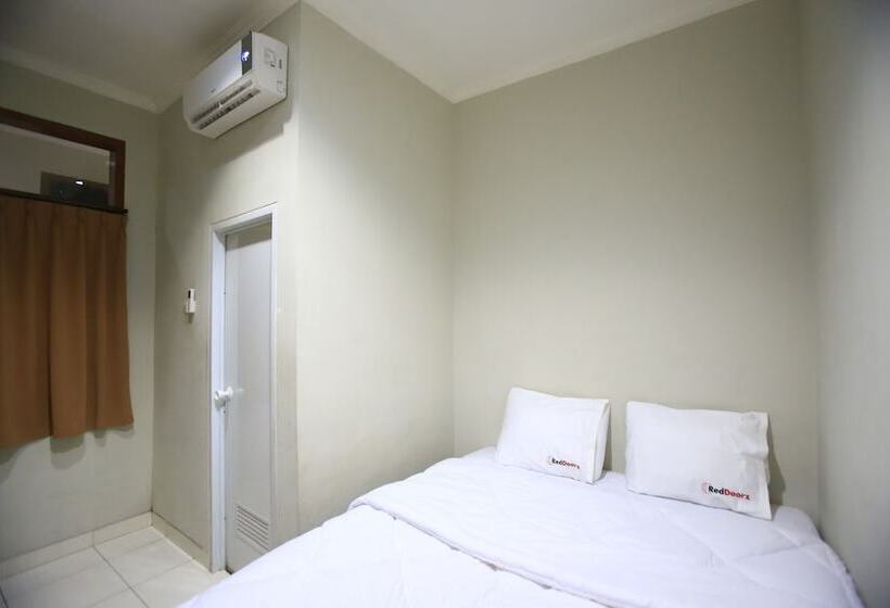 فندق Reddoorz Karet Pedurenan