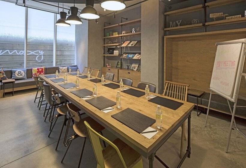 Отель Moxy Osaka Honmachi By Marriott