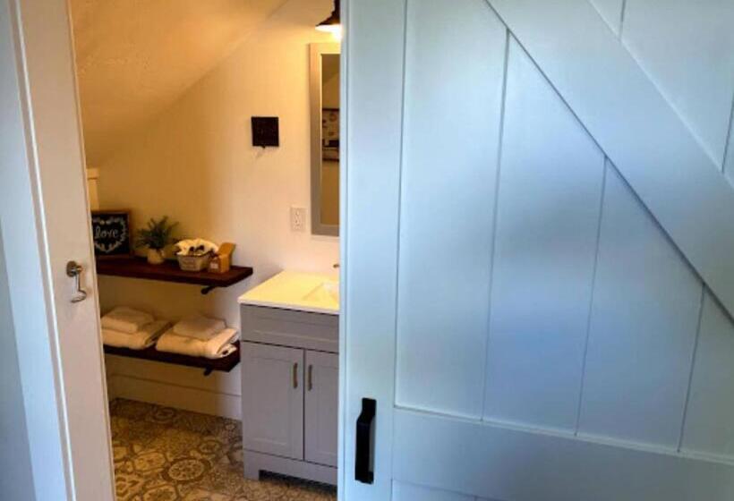 בית מלון כפרי The Farmhouse Inn & Kitchen, 2 Blocks From Downtown Whitefish, Montana