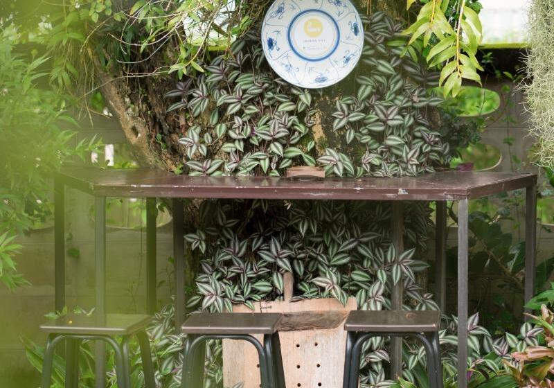 تختخواب و صبحانه Gita's House