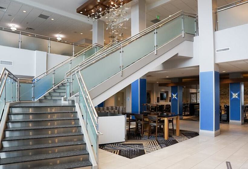 هتل Holiday Inn Express & Suites   Aurora Medical Campus, An Ihg