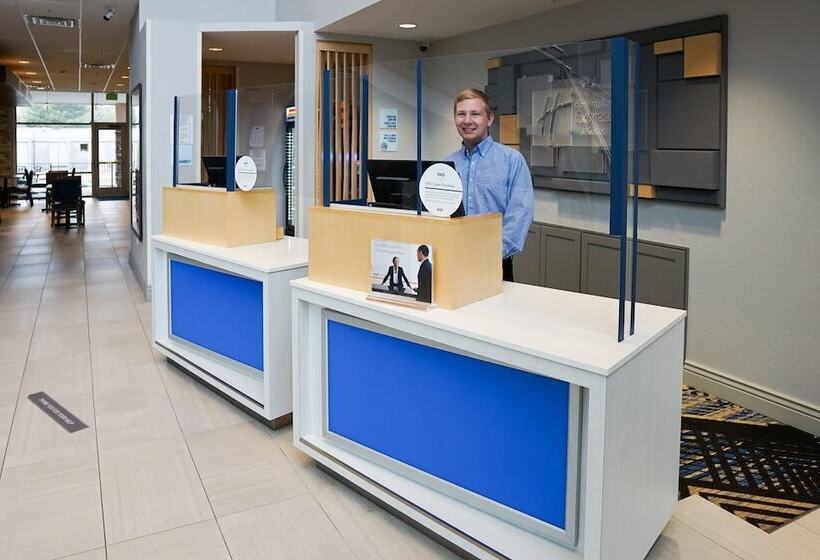 هتل Holiday Inn Express & Suites   Aurora Medical Campus, An Ihg