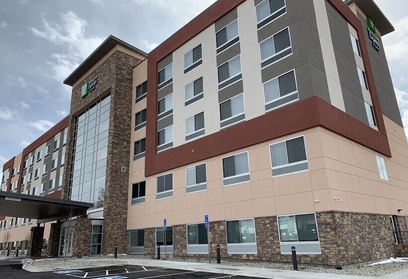 هتل Holiday Inn Express & Suites   Aurora Medical Campus, An Ihg