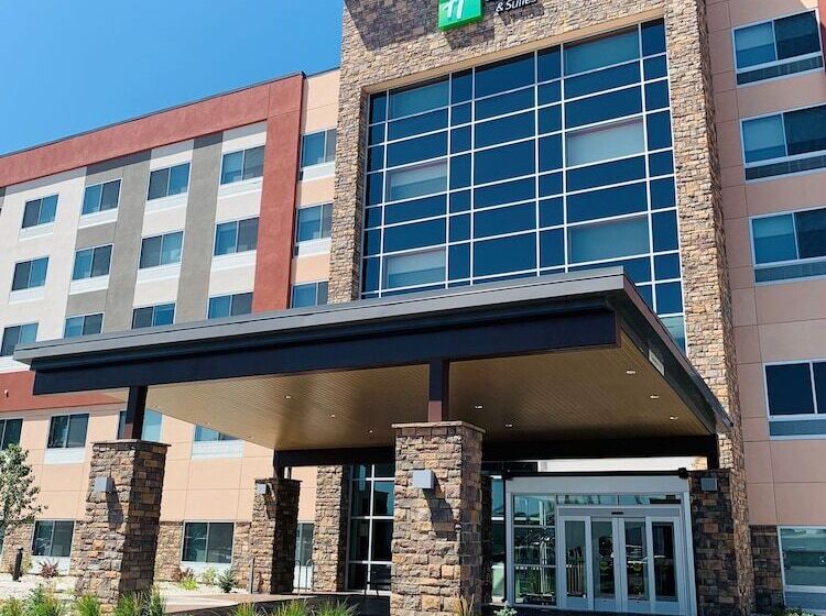 هتل Holiday Inn Express & Suites   Aurora Medical Campus, An Ihg