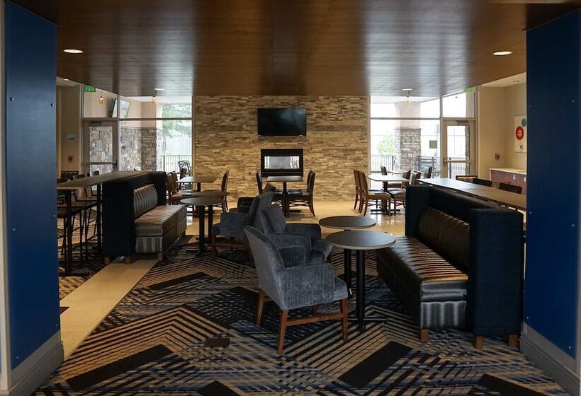 هتل Holiday Inn Express & Suites   Aurora Medical Campus, An Ihg