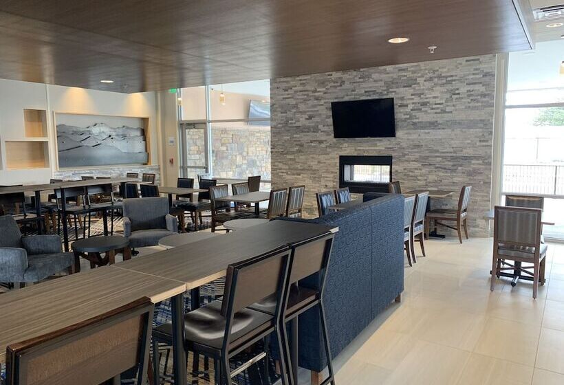 هتل Holiday Inn Express & Suites   Aurora Medical Campus, An Ihg