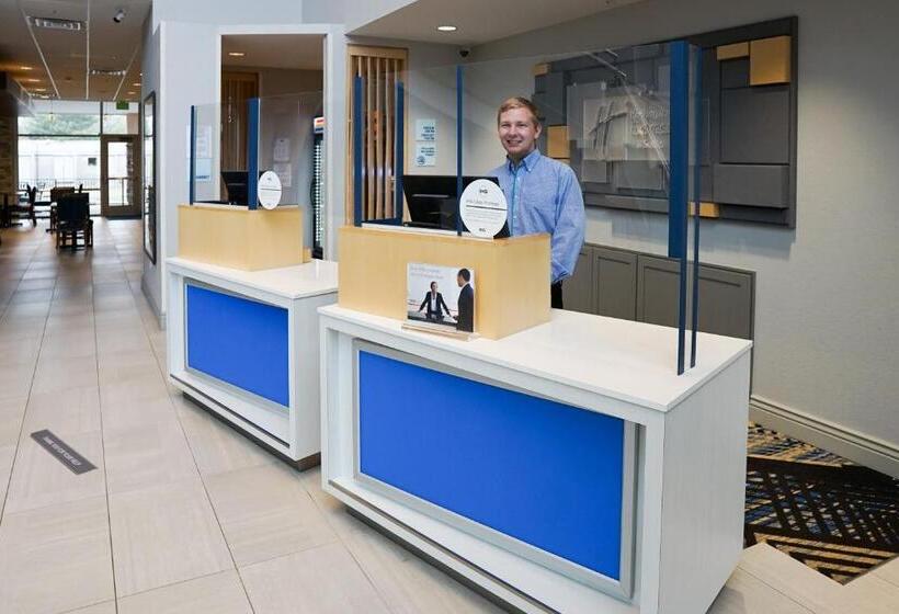 هتل Holiday Inn Express & Suites   Aurora Medical Campus, An Ihg