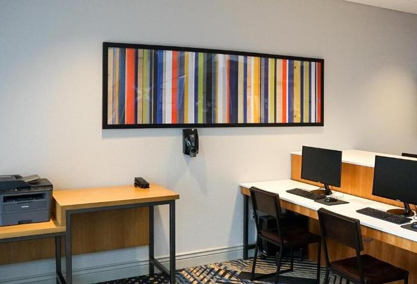 هتل Holiday Inn Express & Suites   Aurora Medical Campus, An Ihg