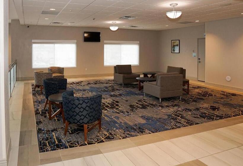 هتل Holiday Inn Express & Suites   Aurora Medical Campus, An Ihg