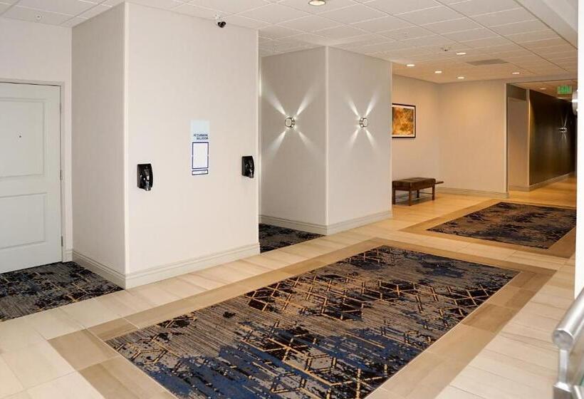 هتل Holiday Inn Express & Suites   Aurora Medical Campus, An Ihg