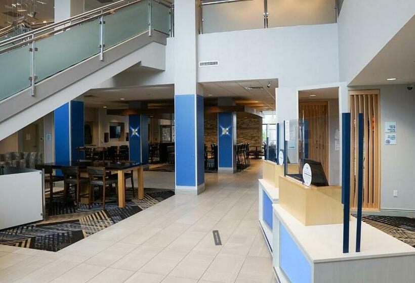هتل Holiday Inn Express & Suites   Aurora Medical Campus, An Ihg