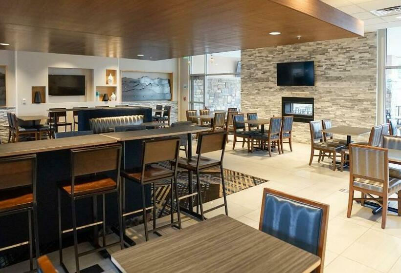هتل Holiday Inn Express & Suites   Aurora Medical Campus, An Ihg