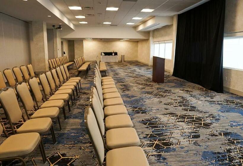 هتل Holiday Inn Express & Suites   Aurora Medical Campus, An Ihg