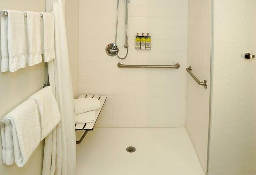 هتل Holiday Inn Express & Suites   Aurora Medical Campus, An Ihg