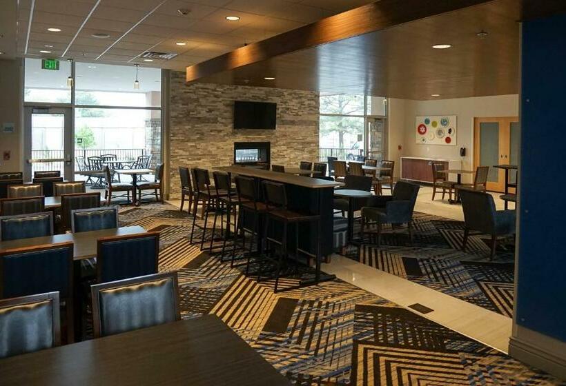 هتل Holiday Inn Express & Suites   Aurora Medical Campus, An Ihg