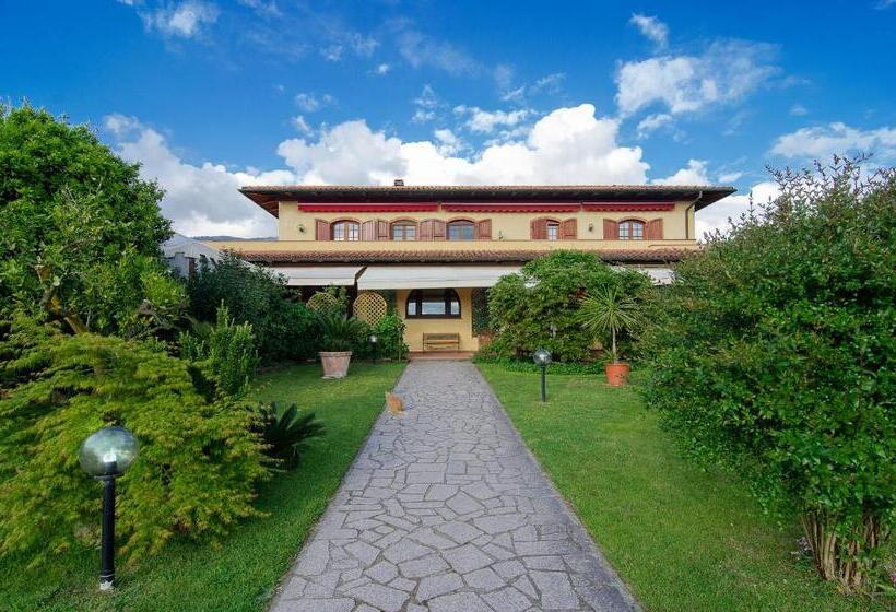 هتل La Casa Gialla