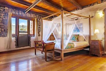 استراحتگاه Eco Village Finca De Arrieta   Yurts And Stone Cottages   Shared Pool   Walking Distance To Arrieta