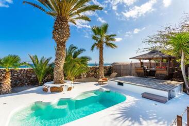 استراحتگاه Eco Village Finca De Arrieta   Yurts And Stone Cottages   Shared Pool   Walking Distance To Arrieta