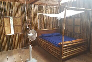 Driftwood Hostel And Bungalows