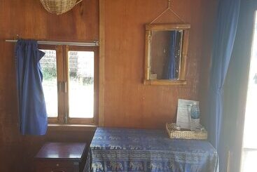 Driftwood Hostel And Bungalows