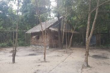 Driftwood Hostel And Bungalows