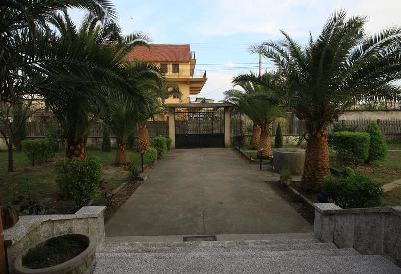 مسافرخانه Green Garden Guesthouse