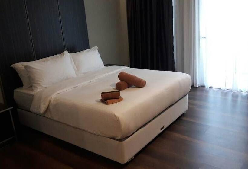 هتل The Chapter Suites &