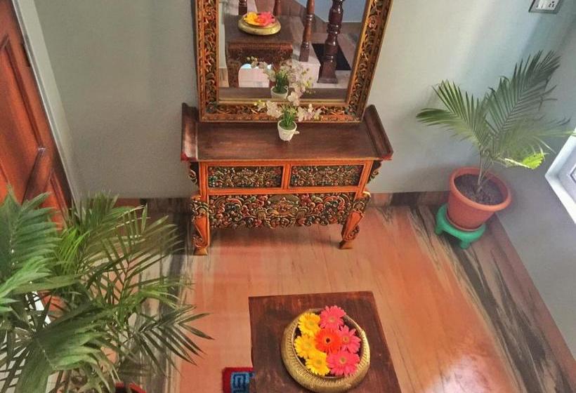 تختخواب و صبحانه Karma Suites